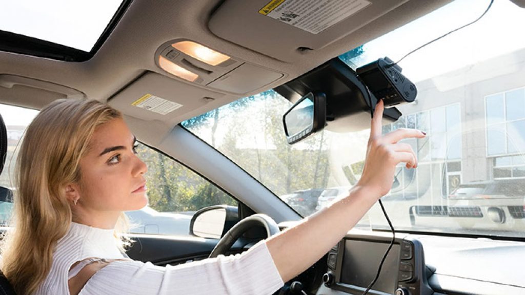 Dash Cam vs Mirror Cam: Which One Is Right for You?